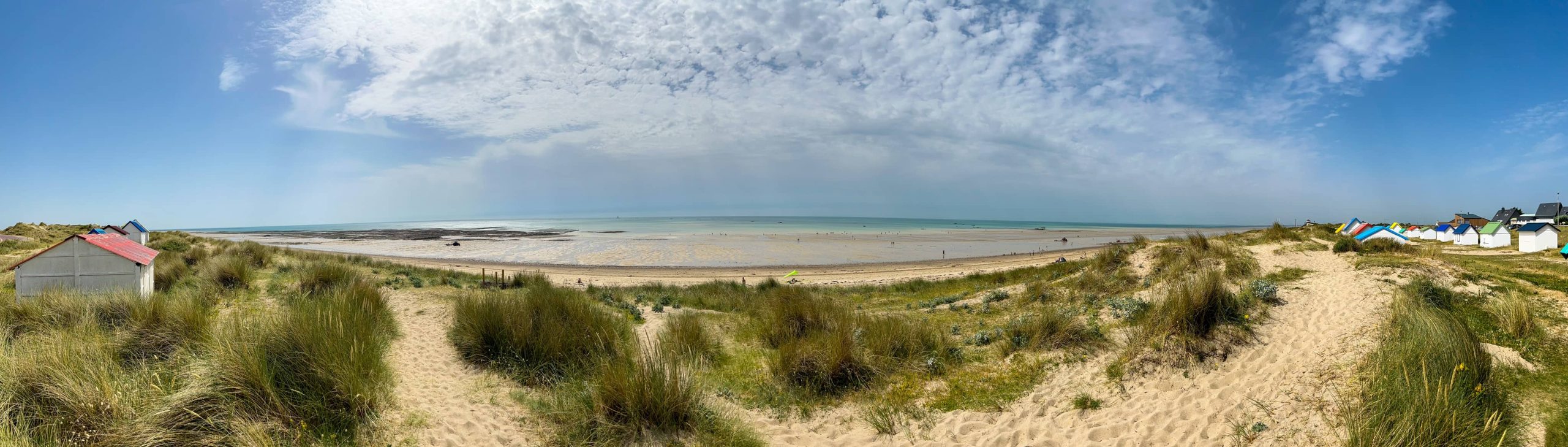 Panorama de la plage de Gouville et ses cabanes